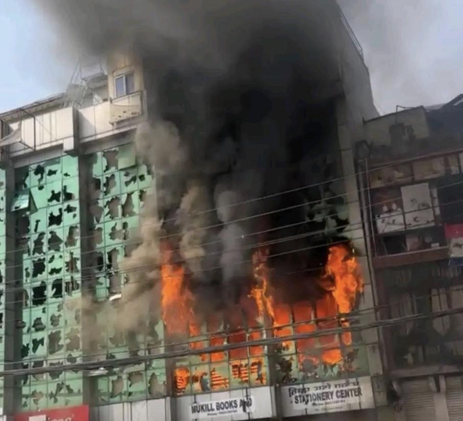 राजावादीले आगो लगाएको घरमा जलेर एक पत्रकारको निधन, प्रहरीको गोलीले एक प्रदर्शनकारीको मृत्यु